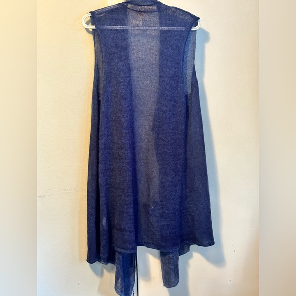Light loose knit long blue open vest. - Picture 2 of 4